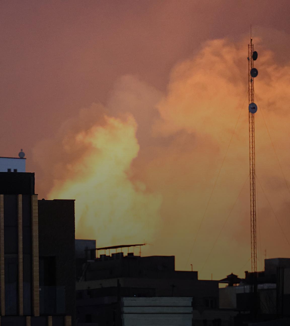Rauch und Flammen steigen hinter einem Gebäude in der iranischen Hauptstadt Teheran auf.