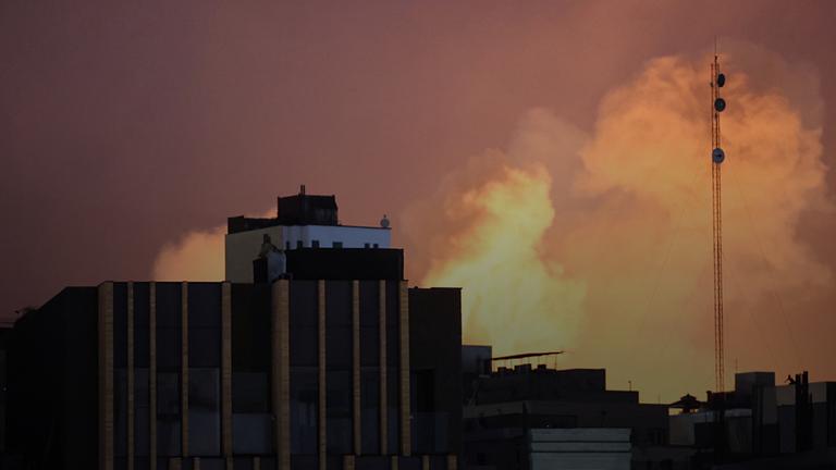 Rauch und Flammen steigen hinter einem Gebäude in der iranischen Hauptstadt Teheran auf.