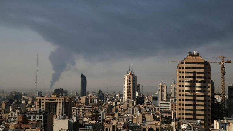 Aus einer Öleinrichtung im Süden Teherans steigt Rauch auf.
