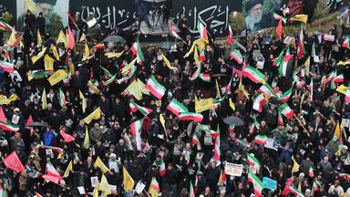 Teheran: Menschen nehmen an einer Kundgebung anlässlich des jährlichen Al-Kuds-Tages (Jerusalem-Tag) teil,