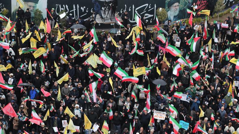 Teheran: Menschen nehmen an einer Kundgebung anlässlich des jährlichen Al-Kuds-Tages (Jerusalem-Tag) teil,