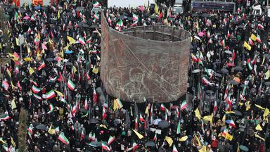 Teheran: Menschen nehmen an einer Kundgebung anlässlich des jährlichen Al-Kuds-Tages (Jerusalem-Tag) teil,