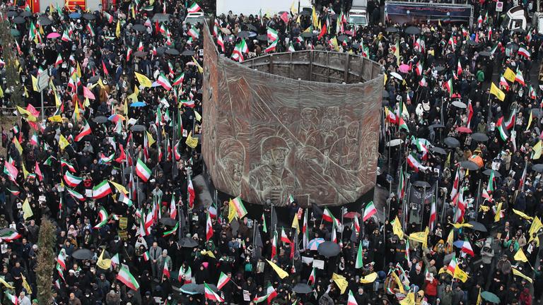 Teheran: Menschen nehmen an einer Kundgebung anlässlich des jährlichen Al-Kuds-Tages (Jerusalem-Tag) teil,