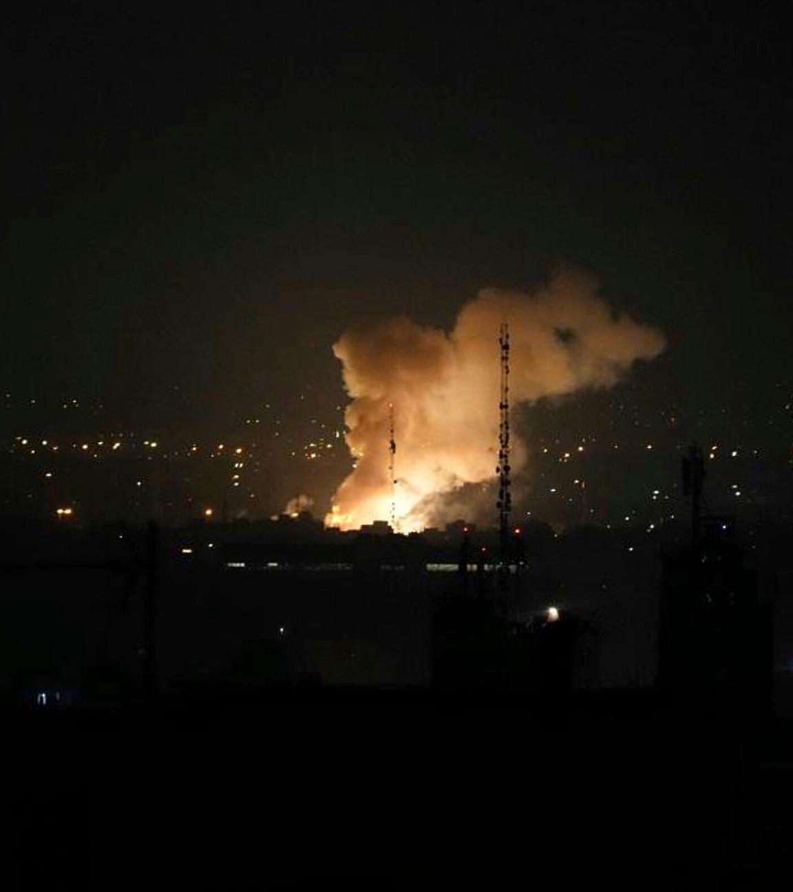 Nach einer Explosion in Teheran steigt Rauch auf.