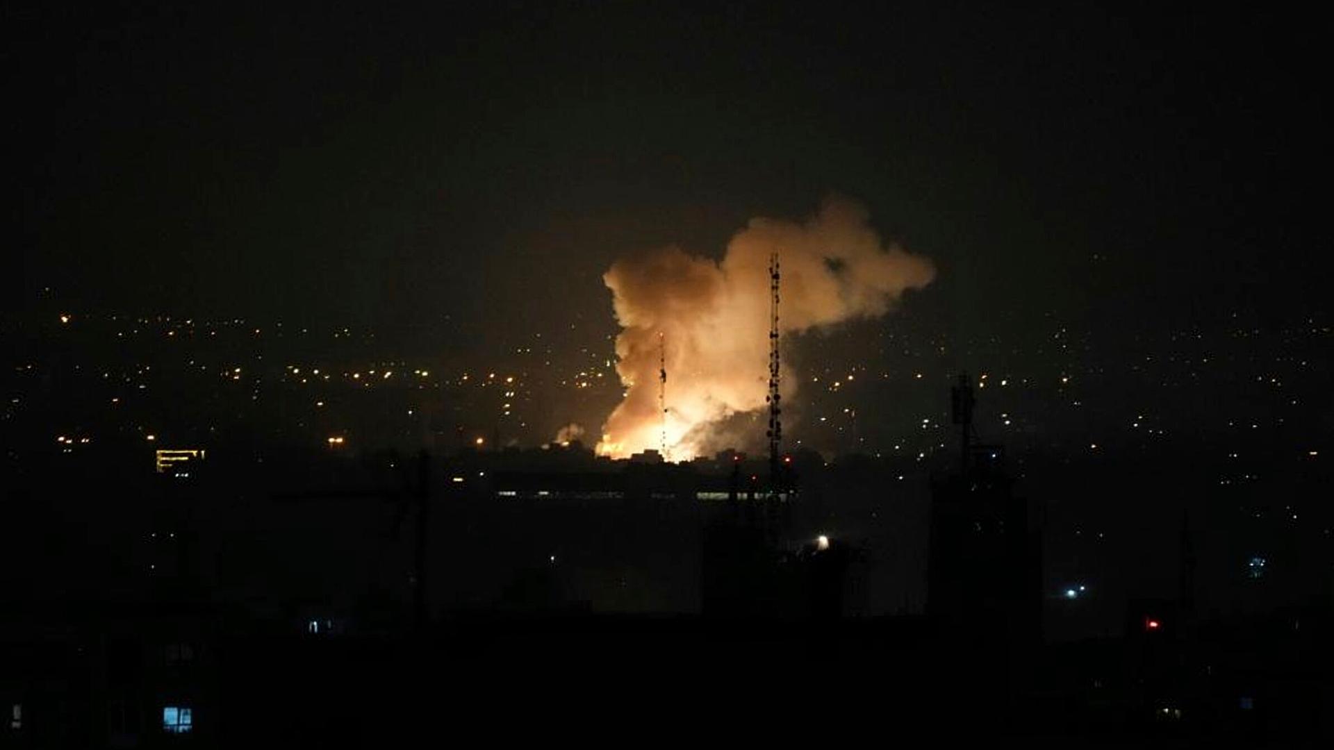 Nach einer Explosion in Teheran steigt Rauch auf.