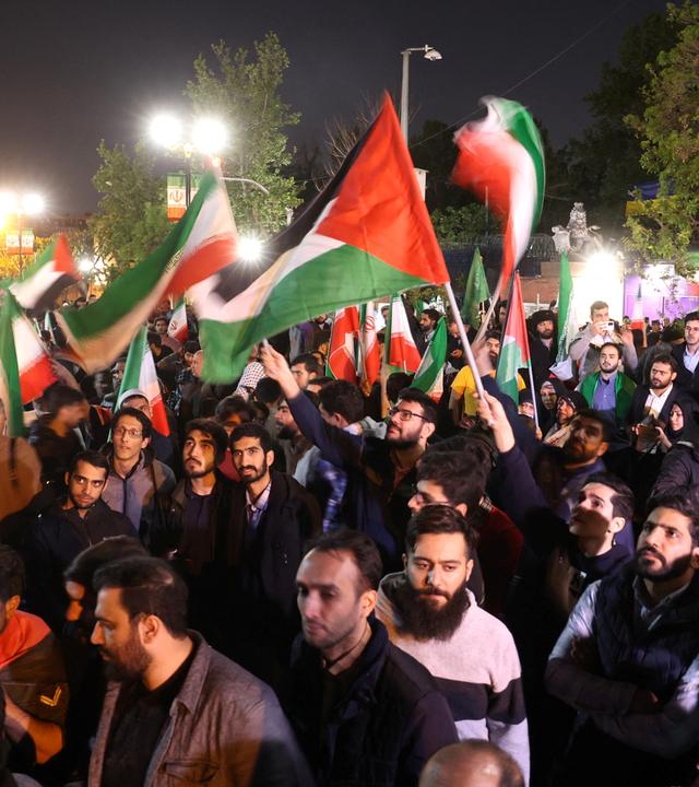 Menschen in Teheran feiern den Luftangriff auf Israel.