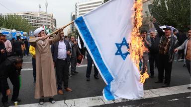 Teheran: Iraner verbrennt Israel-Flagge bei Demonstrationen anlässlich des 45. Jahrestags der Erstürmung der US-Botschaft.