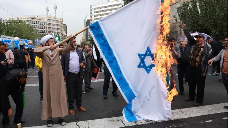 Teheran: Iraner verbrennt Israel-Flagge bei Demonstrationen anlässlich des 45. Jahrestags der Erstürmung der US-Botschaft.