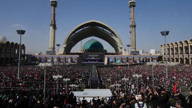 Eine Menschenmenge versammelt sich in der Großmoschee Mosalla in Teheran zum Beginn der mehrtägigen Trauerfeierlichkeiten. (4. Juli 2026)