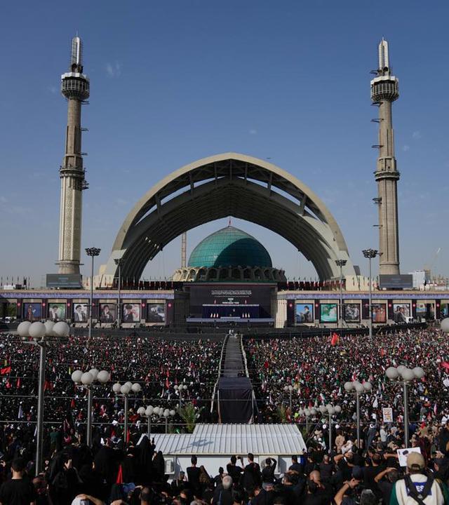Eine Menschenmenge versammelt sich in der Großmoschee Mosalla in Teheran zum Beginn der mehrtägigen Trauerfeierlichkeiten. (4. Juli 2026)