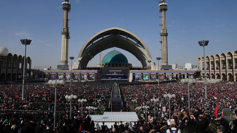Eine Menschenmenge versammelt sich in der Großmoschee Mosalla in Teheran zum Beginn der mehrtägigen Trauerfeierlichkeiten. (4. Juli 2026)