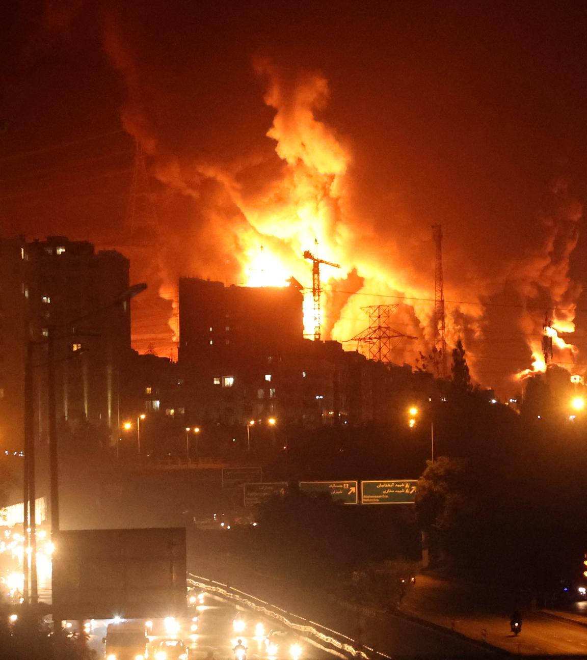 Ein Öllager in Teheran brennt nach israelischen Luftangriffen. 
