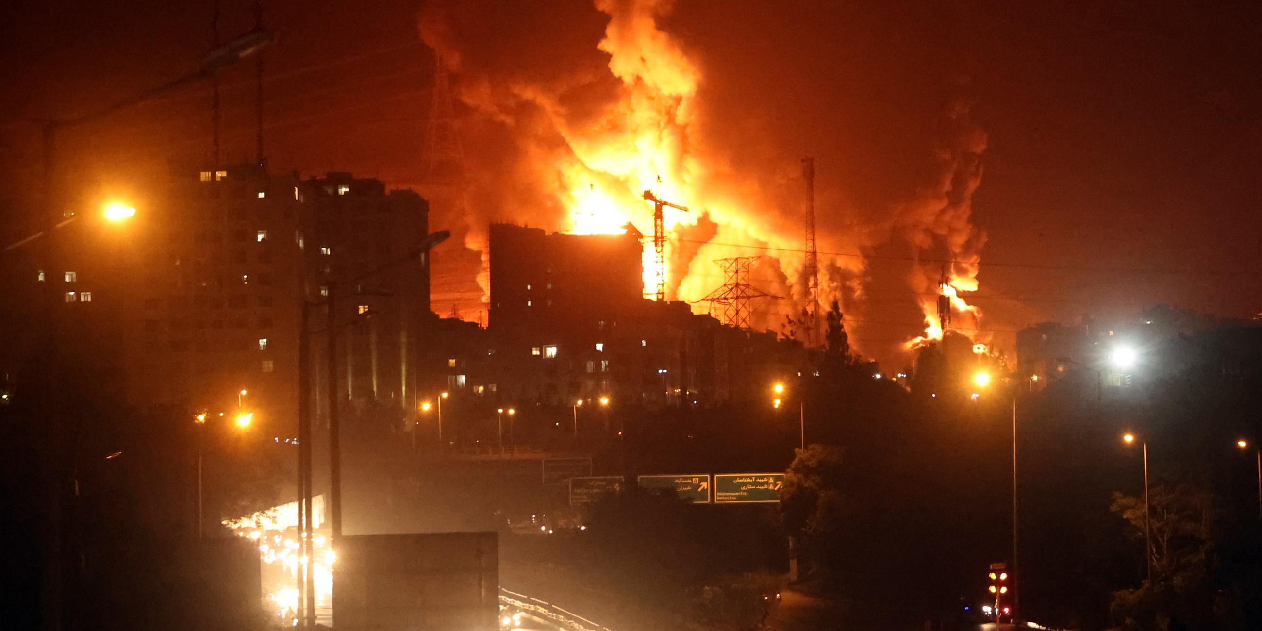 Ein Öllager in Teheran brennt nach israelischen Luftangriffen. 
