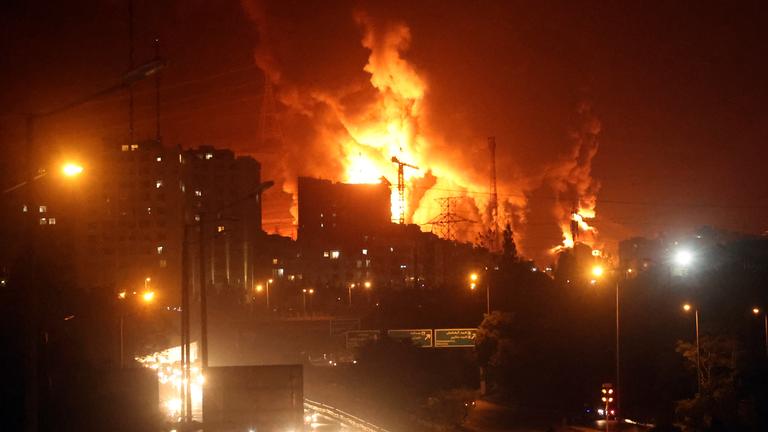 Ein Öllager in Teheran brennt nach israelischen Luftangriffen. 