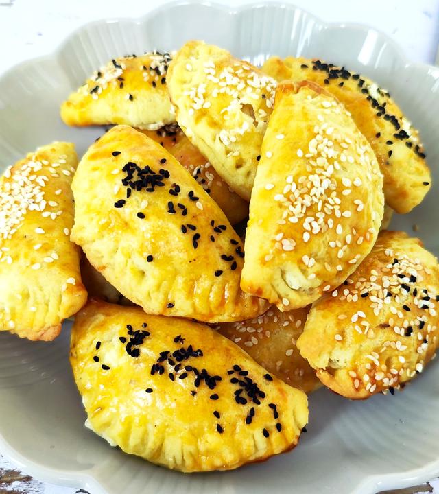 Griechische Teigtaschen mit Fetacreme