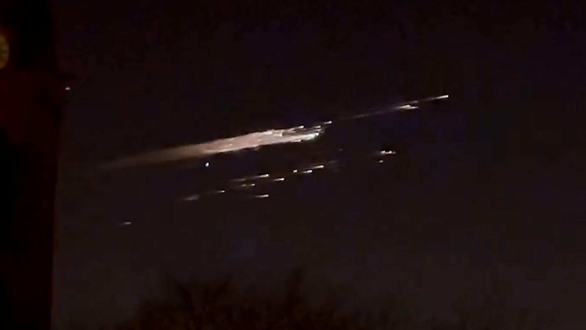 Ein Lichtschweif den Nachthimmel in Dresden. Es soll sich um verglühende Teile einer Raketenstufe gehandelt haben