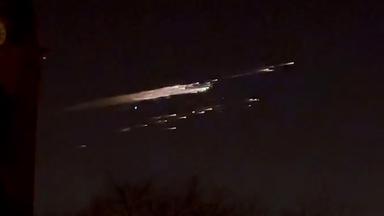 Ein Lichtschweif den Nachthimmel in Dresden. Es soll sich um verglühende Teile einer Raketenstufe gehandelt haben