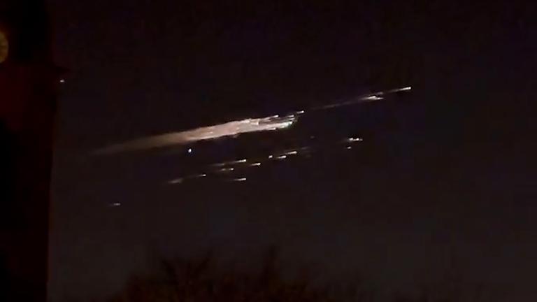 Ein Lichtschweif den Nachthimmel in Dresden. Es soll sich um verglühende Teile einer Raketenstufe gehandelt haben