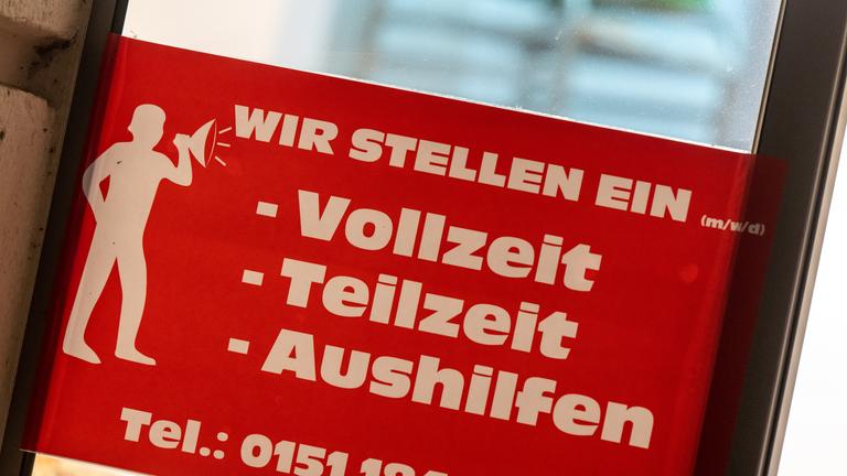 Ein rotes Schild mit der Aufschrift: "Wir stellen ein: Vollzeit, Teilzeit, Aushilfe"