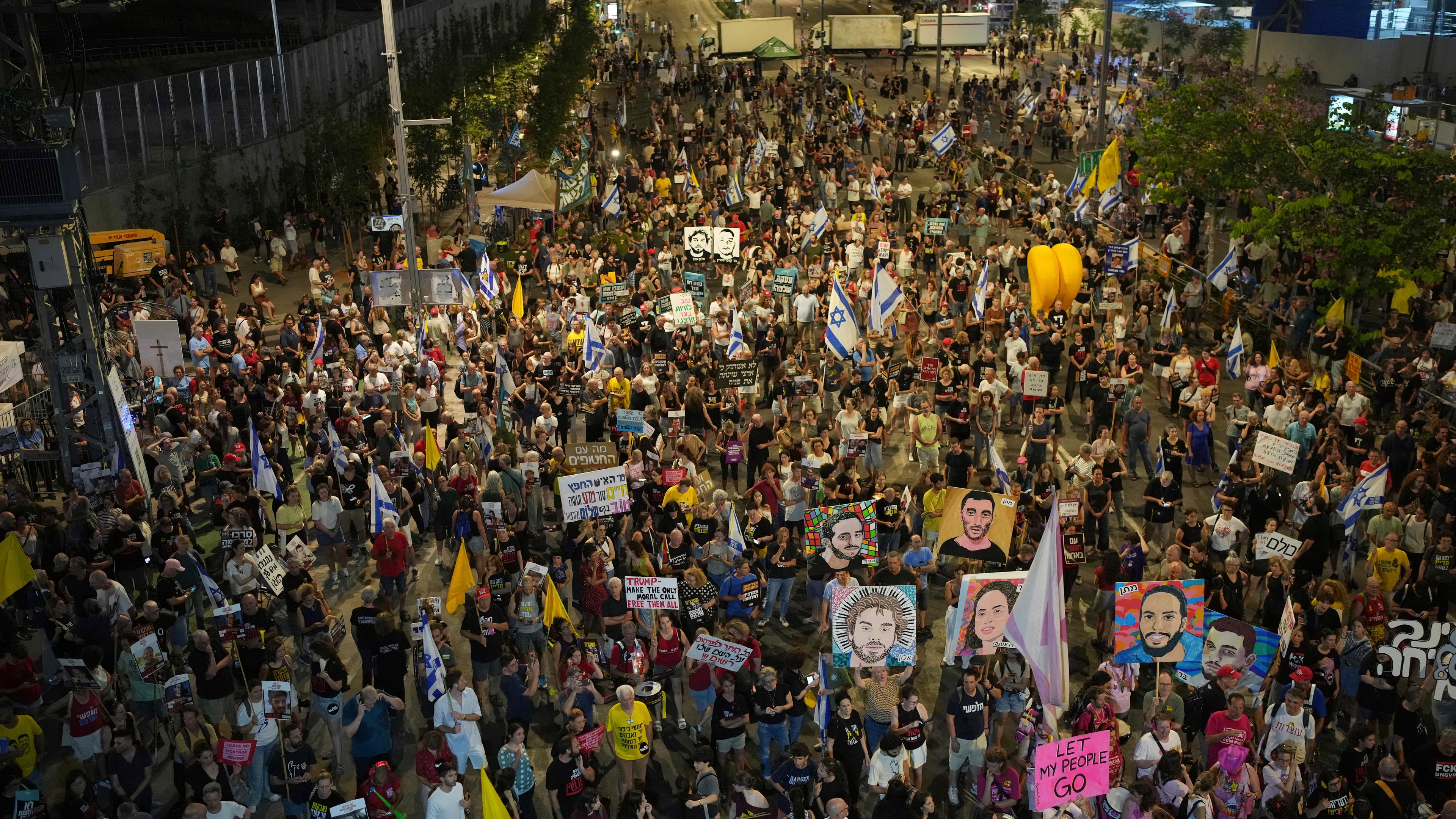 Tel Aviv: Menschen nehmen an einer Demonstration teil.