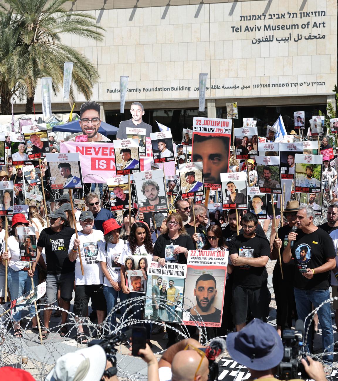 Menschen in Tel Aviv demonstrieren für die Freilassung der Geiseln.