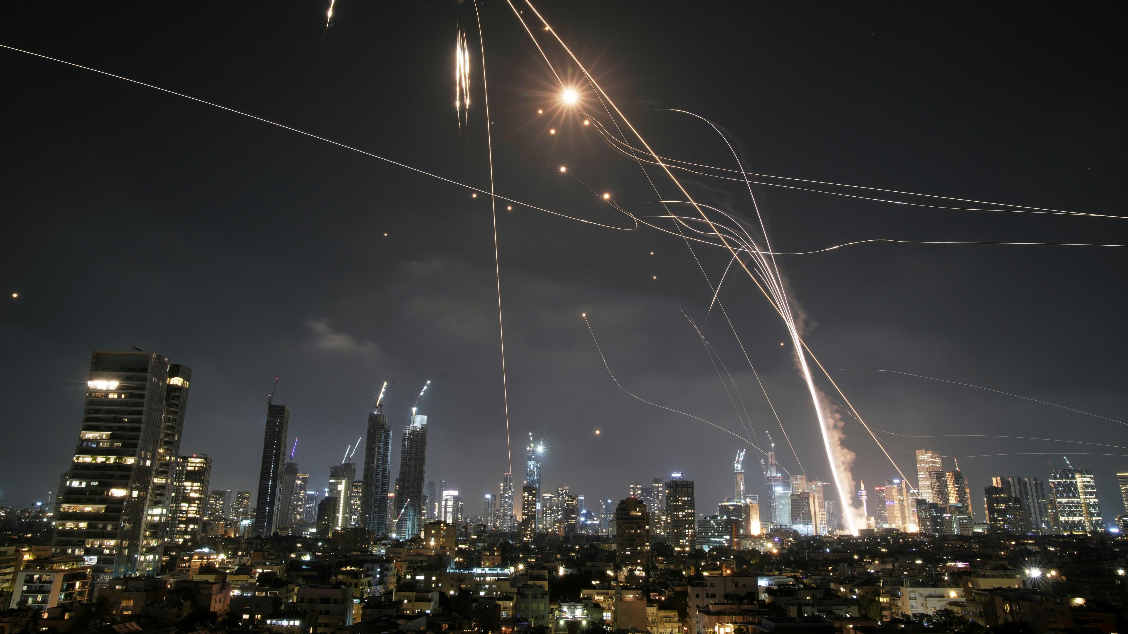 Das israelische Luftabwehrsystem Iron Dome feuert, um Raketen über Tel Aviv abzufangen.