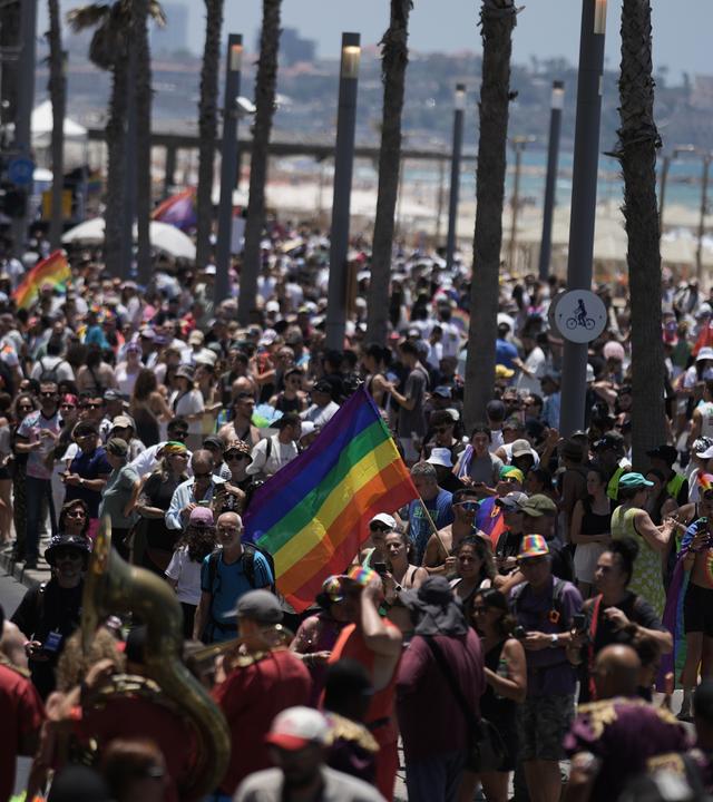 12.06.2026, Israel, Tel Aviv: Menschen nehmen an der jährlichen Pride-Parade entlang der Strandpromenade von Tel Aviv teil.