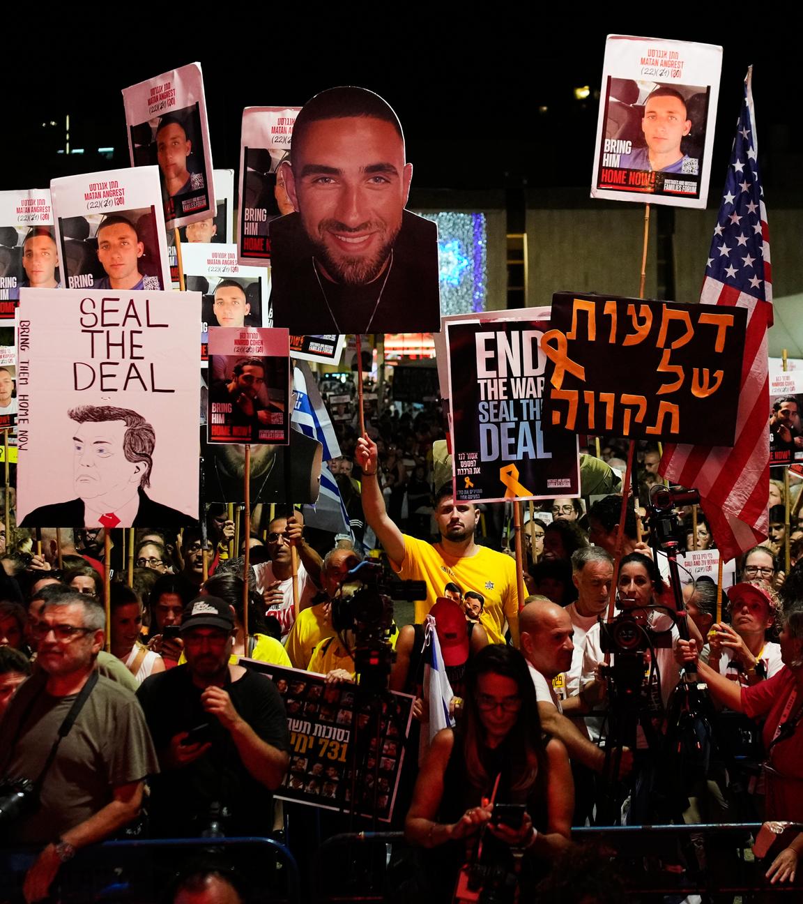 Menschen in Tel Aviv protestieren mit Plakaten und Bildern für die Freilassung der verbliebenen Geiseln