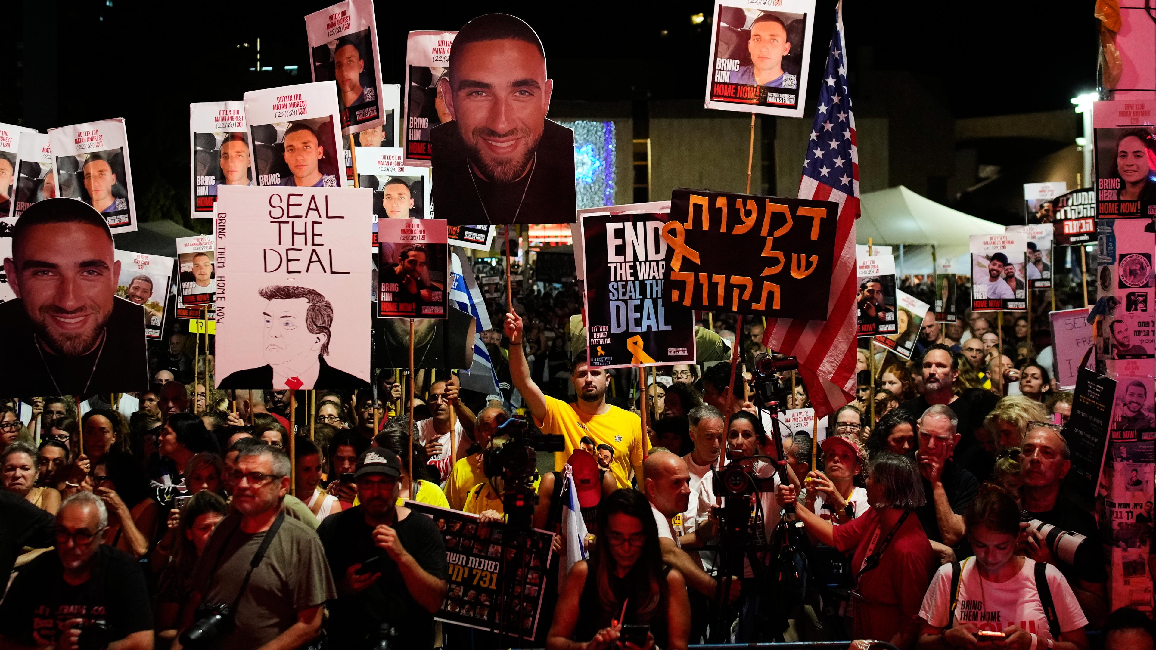 Menschen in Tel Aviv protestieren mit Plakaten und Bildern für die Freilassung der verbliebenen Geiseln