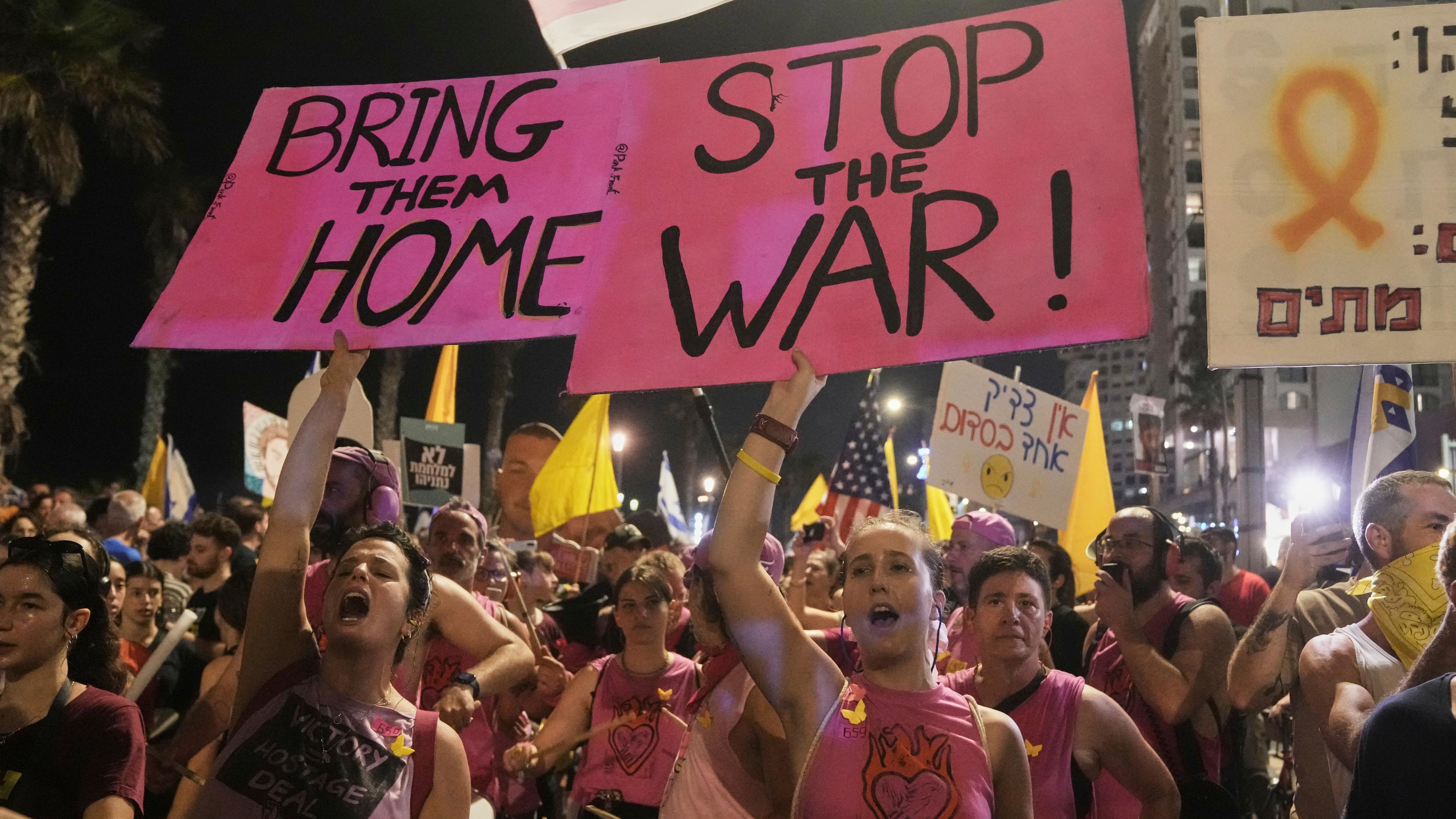 Menschen nehmen an einem Protest vor der US-Botschaftsniederlassung teil und fordern das Ende des Krieges und die sofortige Freilassung der von der Hamas im Gazastreifen festgehaltenen Geiseln sowie gegen die Regierung von Premierminister Benjamin Netanjahu in Tel Aviv, Samstag, 26. Juli 2025.