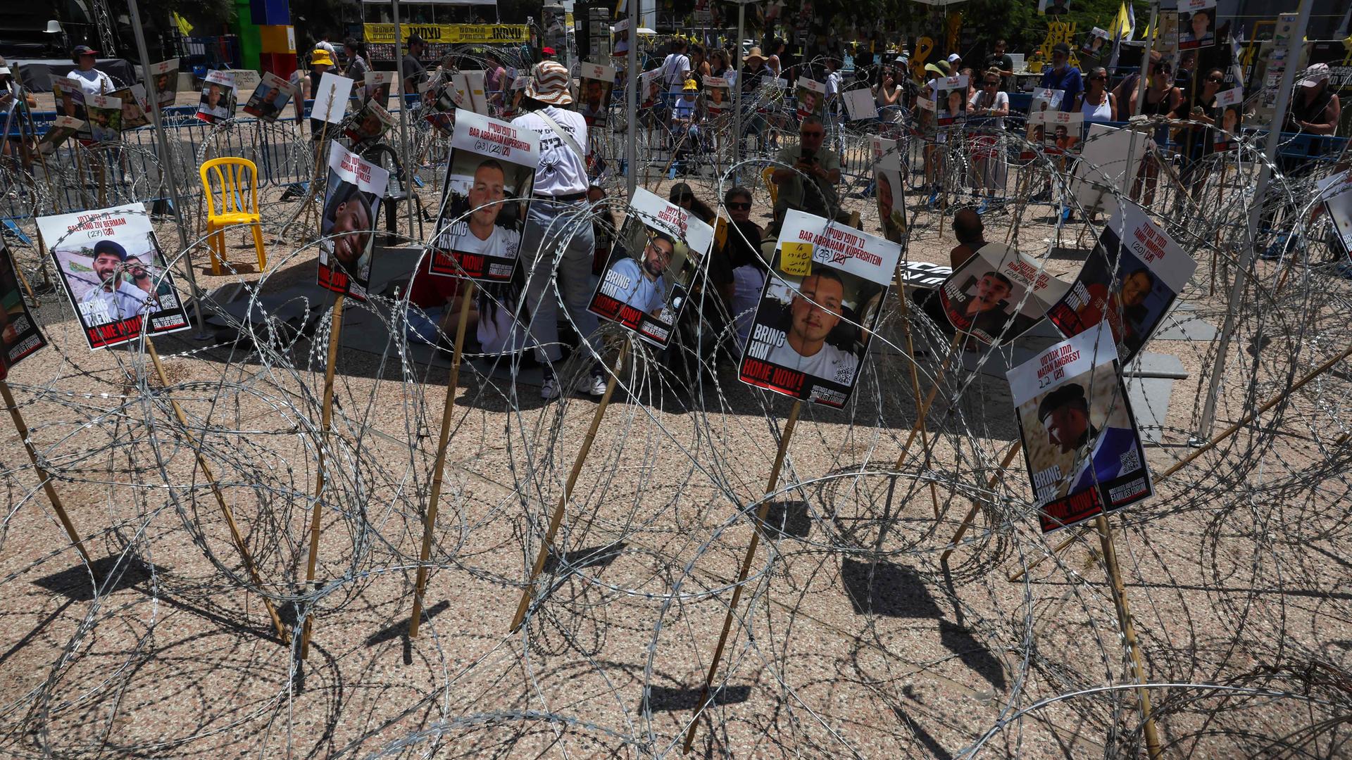 Familien von Israelis, die seit Oktober 2023 im Gazastreifen als Geiseln festgehalten werden, demonstrieren am 2. August 2025 auf dem „Geisel“-Platz in Tel Aviv.