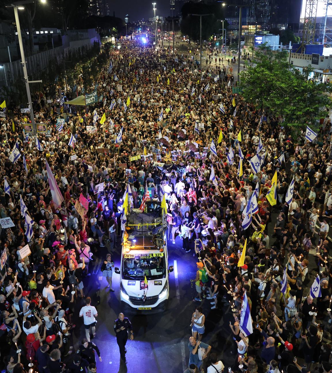 Familienangehörige der von der Hamas im Gazastreifen festgehaltenen israelischen Geiseln und ihre Unterstützer nehmen an einer Protestkundgebung vor dem Militärhauptquartier Kirya in Tel Aviv, Israel, am 9. August 2025 teil, um die Regierung zur Unterzeichnung eines Abkommens über die Freilassung der Geiseln und einen Waffenstillstand aufzufordern.