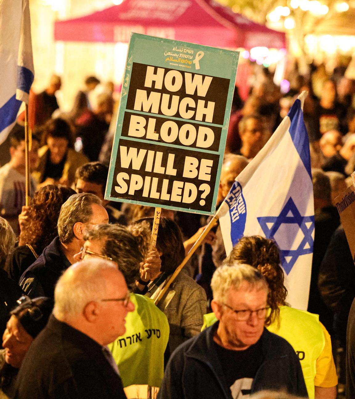 Israelische Linksaktivisten demonstrieren am 2. Mai 2026 auf dem HaBima-Platz in Tel Aviv gegen den andauernden Krieg mit dem Iran und gegen die israelische Regierung.
