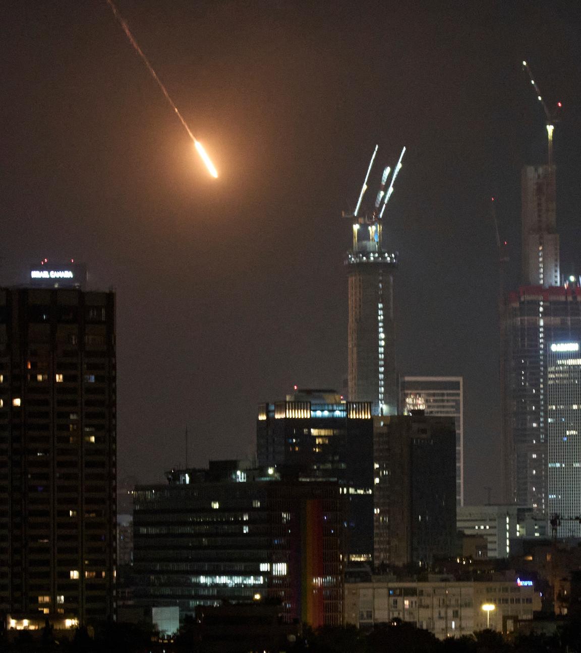 Ein Geschoss ist vor dem Einschlag in Tel Aviv, Israel, am frühen Samstag, 14. Juni 2025, zu sehen.