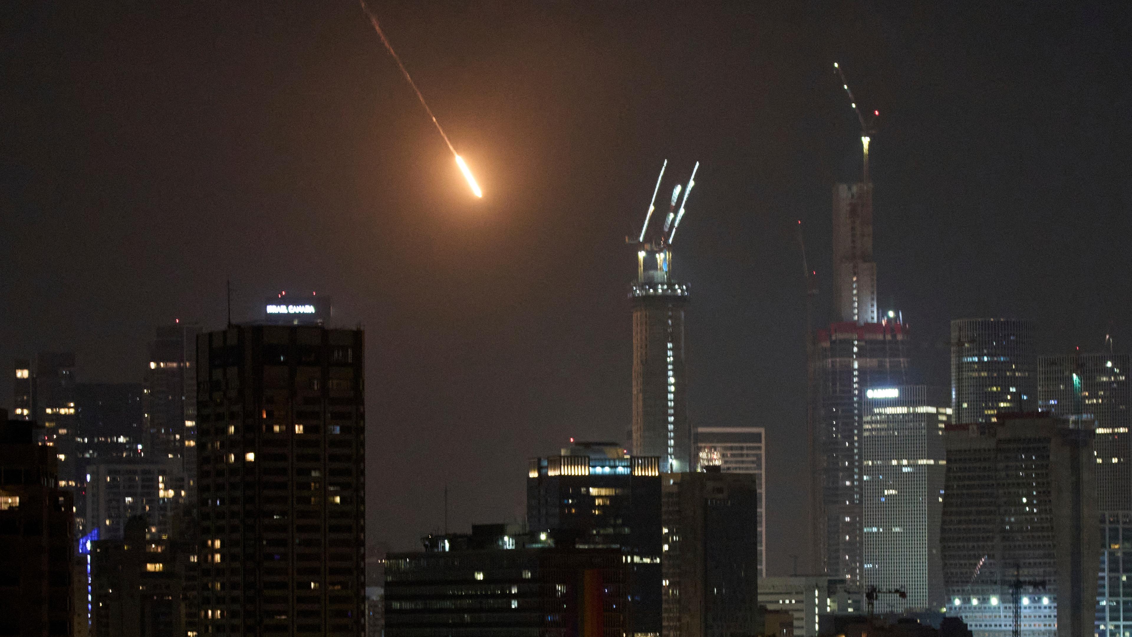 Ein Geschoss ist vor dem Einschlag in Tel Aviv, Israel, am frühen Samstag, 14. Juni 2025, zu sehen.