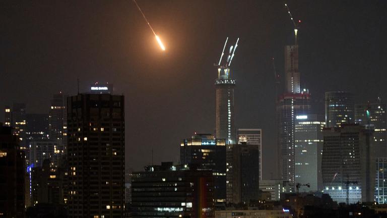 Ein Geschoss ist vor dem Einschlag in Tel Aviv, Israel, am frühen Samstag, 14. Juni 2025, zu sehen.