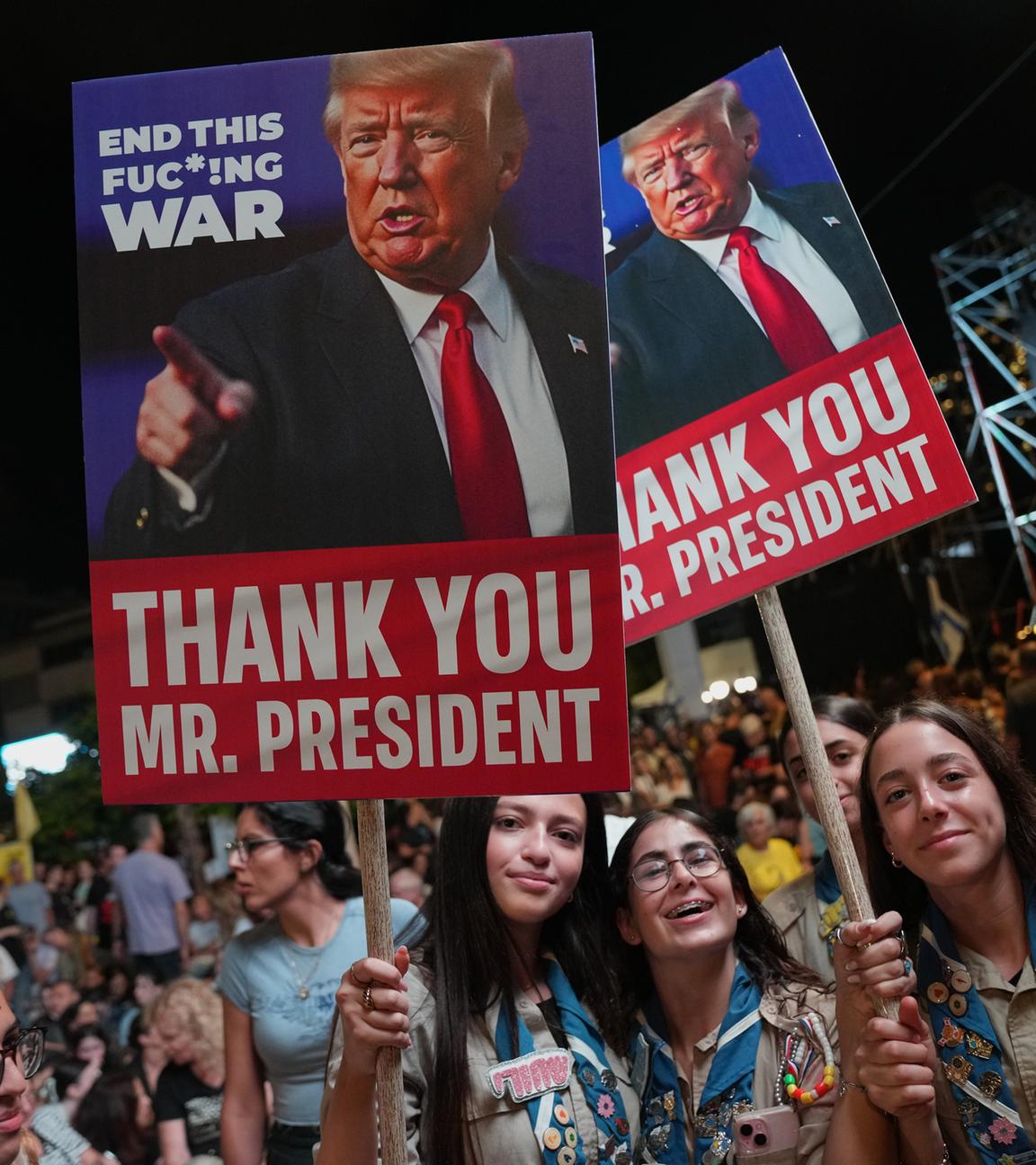 Israelis mit Trump-Schildern