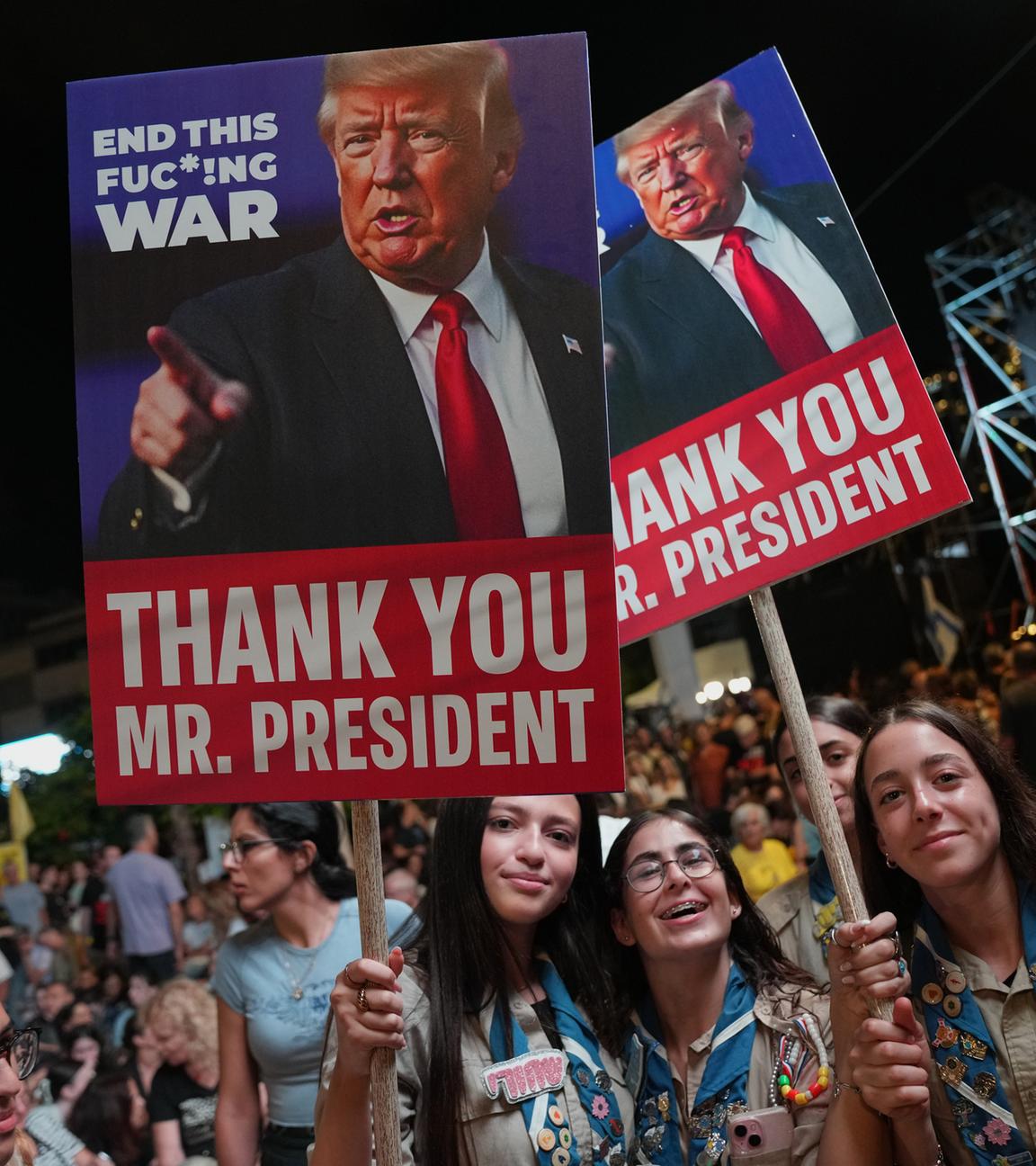 Israelis mit Trump-Schildern