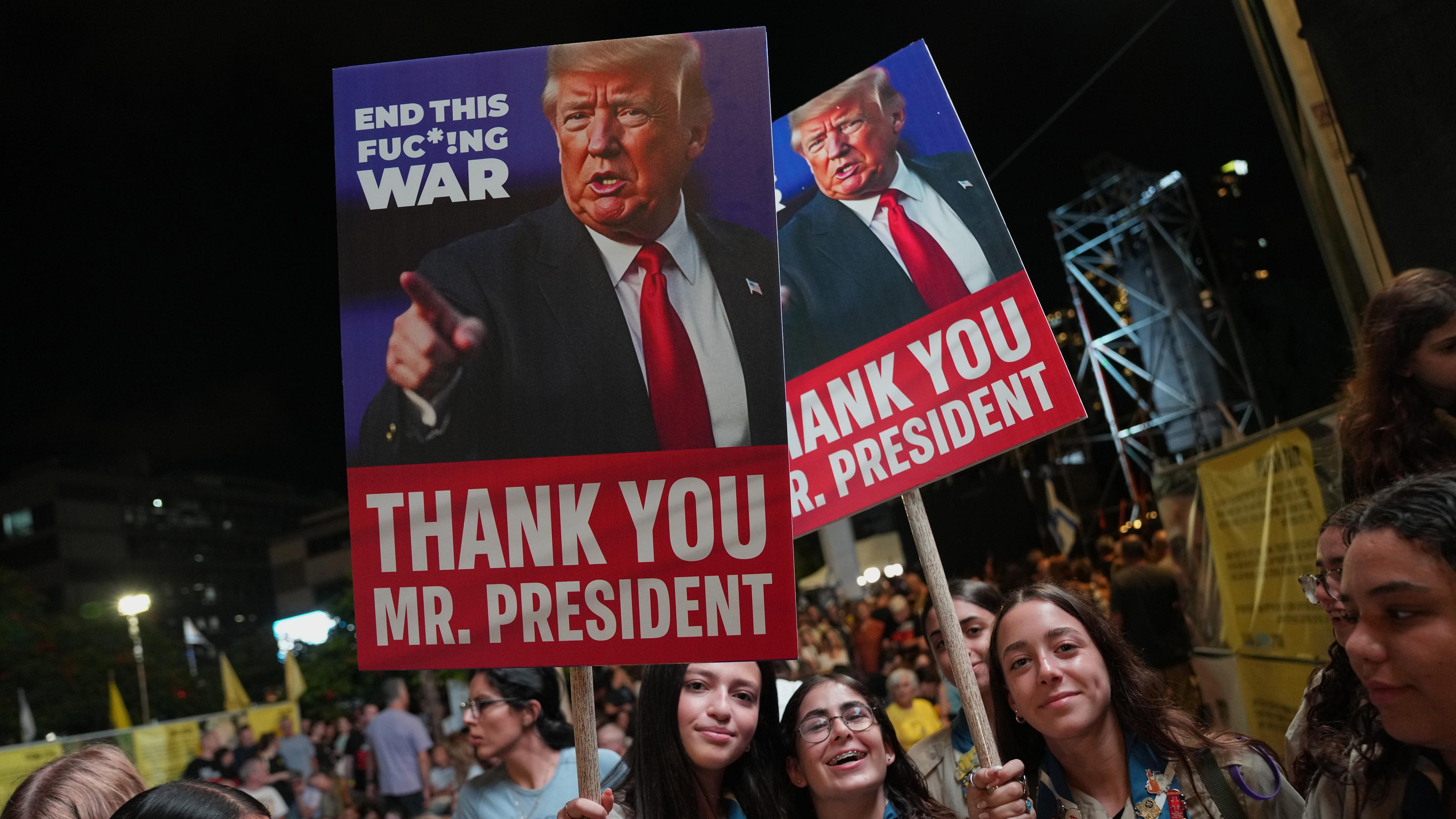 Israelis mit Trump-Schildern