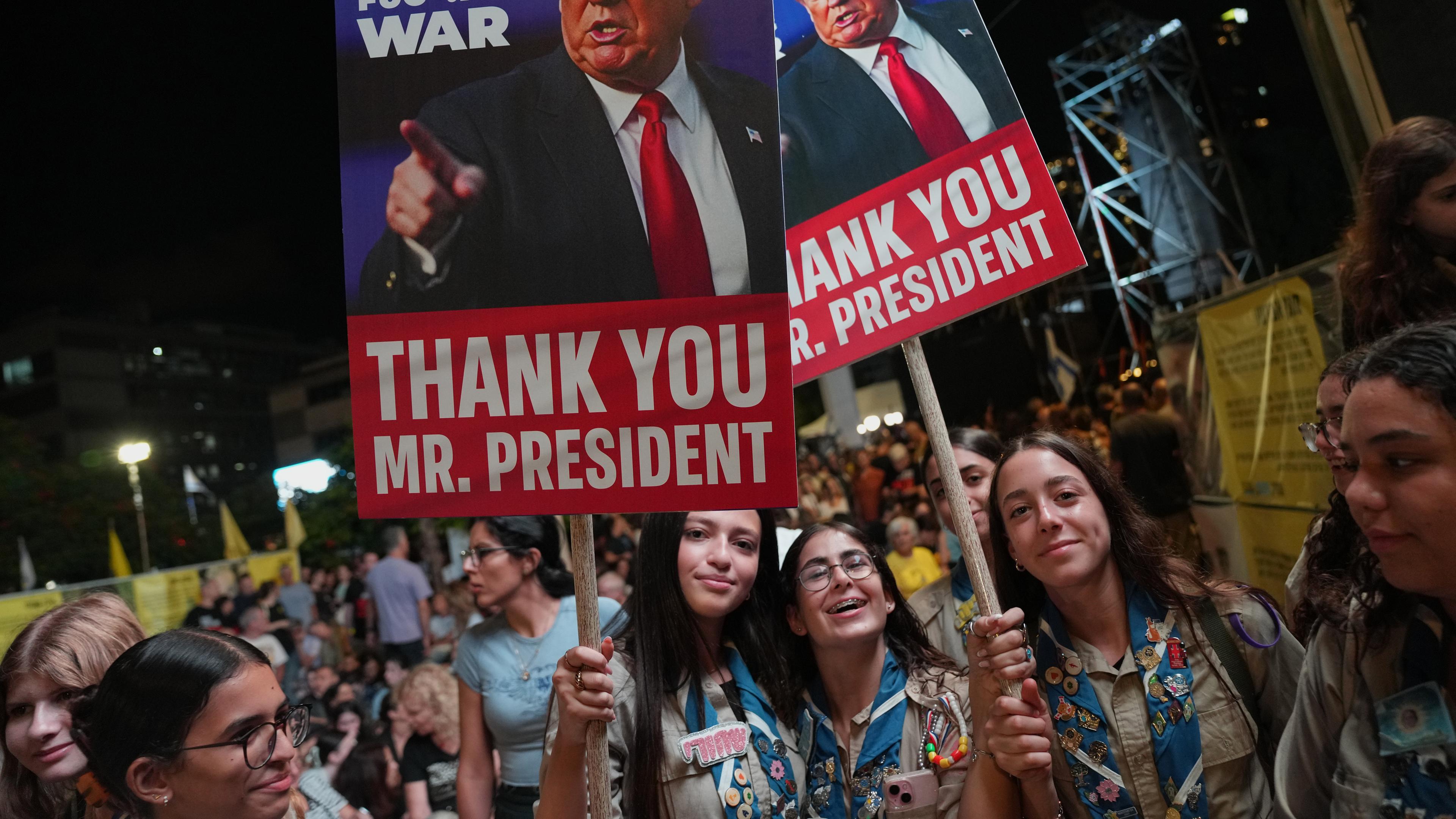 Israelis mit Trump-Schildern
