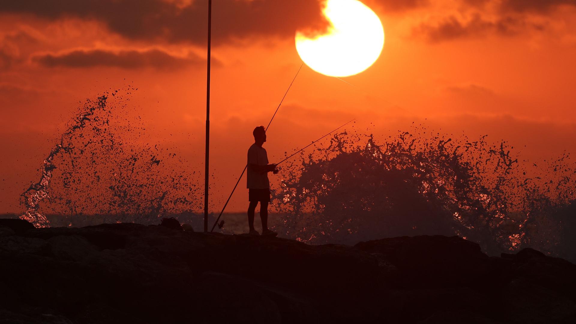 Ein Fischer nutzt die Waffenruhe und hat in Tel Aviv seine Angeln ausgeworfen.