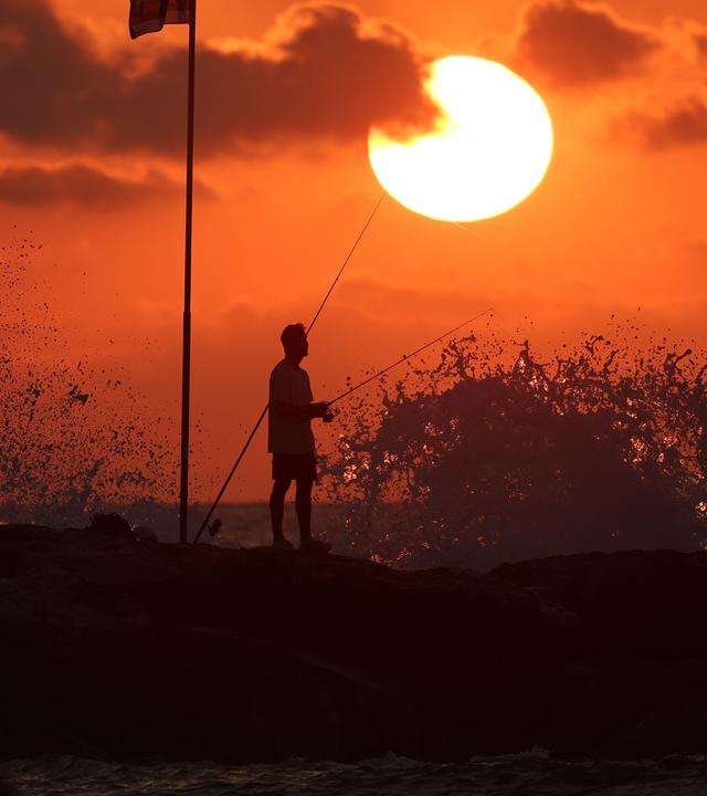 Ein Fischer nutzt die Waffenruhe und hat in Tel Aviv seine Angeln ausgeworfen.