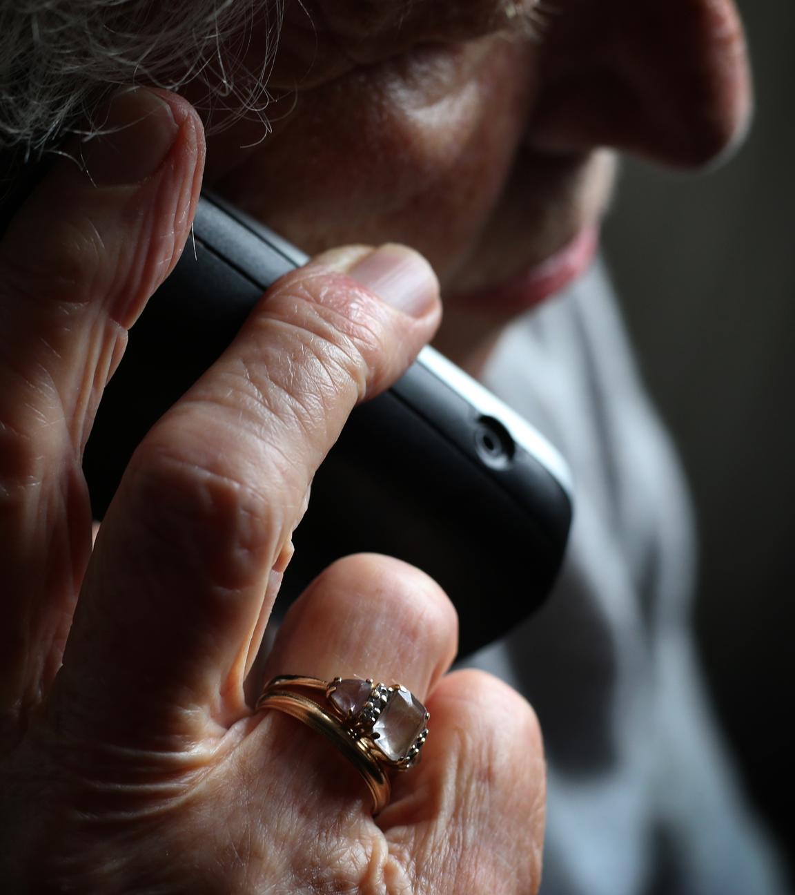 Bayern, Würzburg: Eine ältere Frau telefoniert mit einem schnurlosen Festnetztelefon.