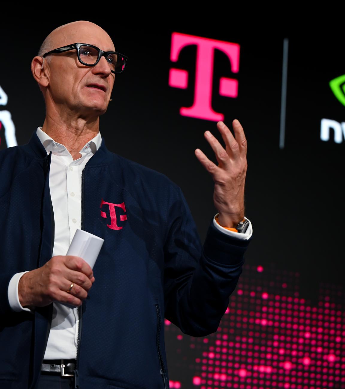 Tim Höttges, Vorstandsvorsitzender der Deutschen Telekom AG, nimmt während der Eröffnung der KI-Fabrik «Industrial AI Cloud» der Telekom und NVIDIA an einer Pressekonferenz teil.