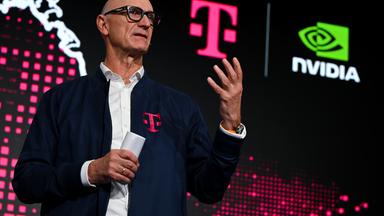 Tim Höttges, Vorstandsvorsitzender der Deutschen Telekom AG, nimmt während der Eröffnung der KI-Fabrik «Industrial AI Cloud» der Telekom und NVIDIA an einer Pressekonferenz teil.