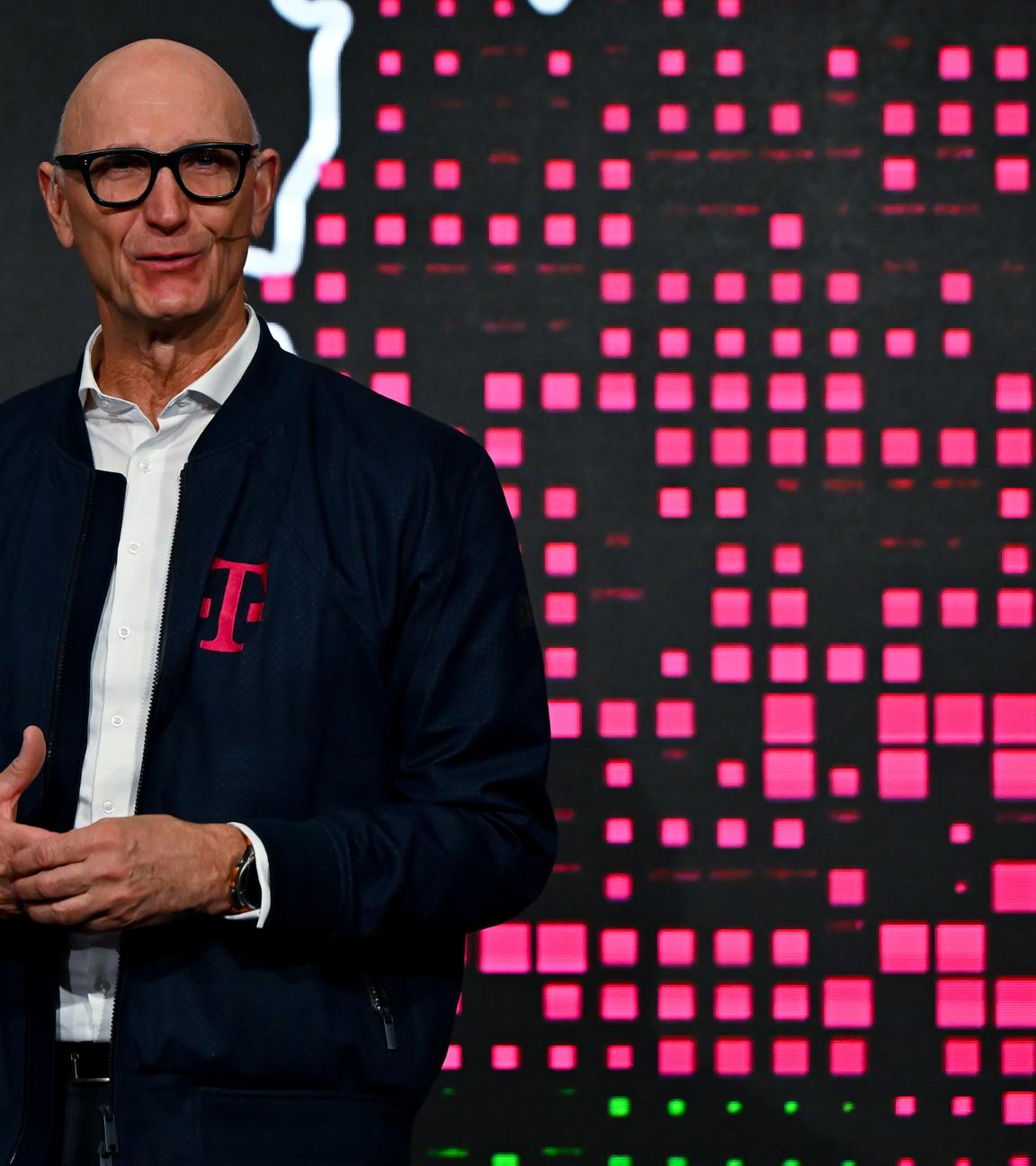 Tim Höttges, Vorstandsvorsitzender der Deutschen Telekom AG, nimmt während der Eröffnung der KI-Fabrik «Industrial AI Cloud» der Telekom und NVIDIA an einer Pressekonferenz teil. 