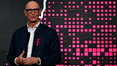 Telekom-Chef Tim Höttges bei einer Pressekonferenz (Archivbild) 