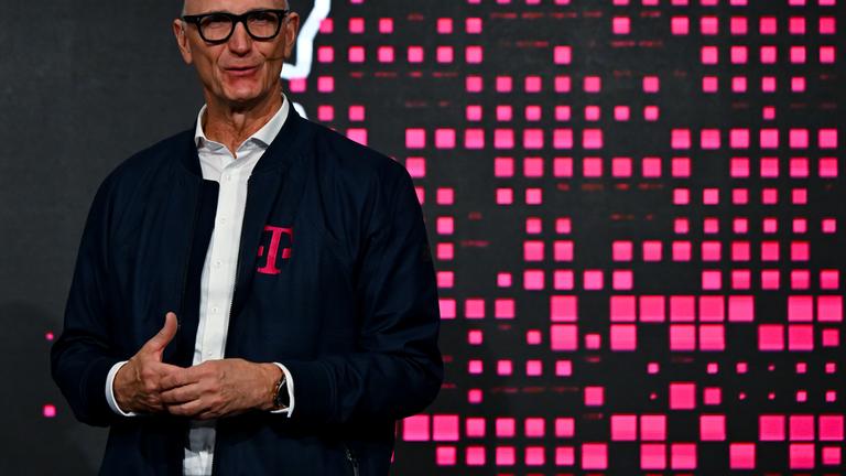Tim Höttges, Vorstandsvorsitzender der Deutschen Telekom AG, nimmt während der Eröffnung der KI-Fabrik «Industrial AI Cloud» der Telekom und NVIDIA an einer Pressekonferenz teil. 