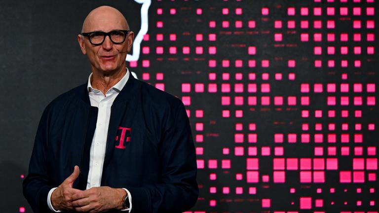 Telekom-Chef Tim Höttges bei einer Pressekonferenz (Archivbild) 