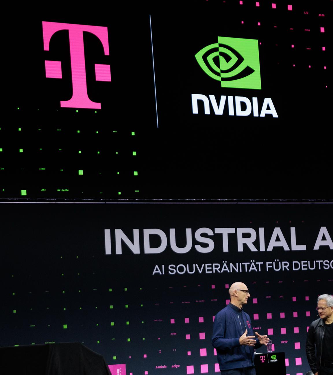 Tim Höttges (l), CEO Deutsche Telekom AG, und Jensen Huang (r), CEO NVIDIA bei der Vorstellung einer neuen KI-Fabrik von Telekom und Nvidia.